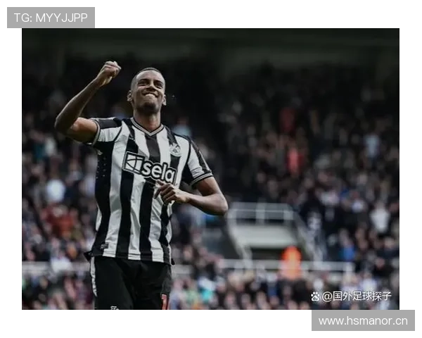 纽卡前锋展现敬业精神为训练乘廉价航班回国未来超越伊萨克值得期待